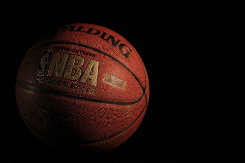 „Bucks“ išplėšė 7-ąsias rungtynes prieš Bruklino „Nets“