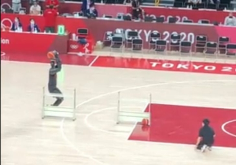 Tokijuje pristatytas robotas pataiko iš vidurio aikštės