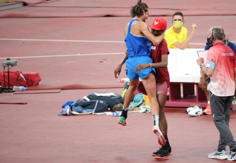 Pamatykite: šuolininkai į aukštį pasitarę su teisėjais nusprendė abu gauti aukso medalį