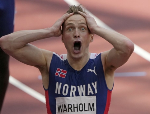 E. Thompson triumfavo 200 m bėgime, o K. Warholmas beveik sekundę pagerino pasaulio rekordą