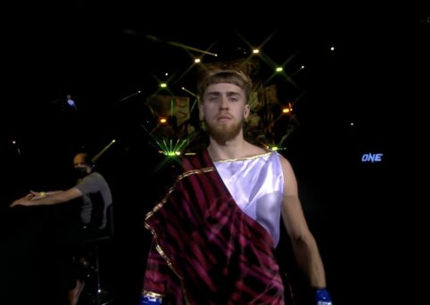 Skirtingu teisėju sprendimu kiną įveikęs D. Rimkus pergalingai debiutavo „ONE FC“ ringe!