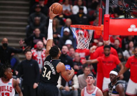 „Bucks“ dar kartą laimėjo ir nustūmė „Bulls“ ant prarajos krašto