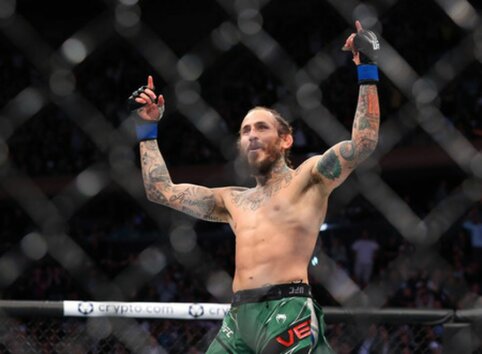 „UFC Vegas 53“: M. Vera stipriai sužalojo R. Fonto veidą ir šventė pergalę