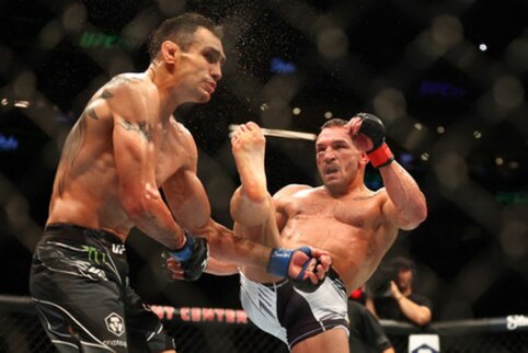 „UFC 274“: M. Chandleris įspūdingu spyriu koja nokautavo T. Fergusoną