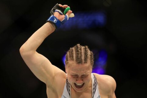 Rekordiškai greitai varžovę užlaužusi J. Stoliarenko iškovojo pirmąją pergalę UFC!