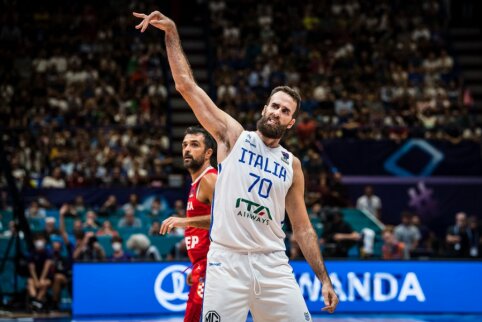 Tritaškiais ketvirtajame kėlinyje prapliupusi Italija užsitikrino bilietą į aštuntfinalį