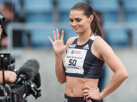 A. Šerkšnienė pakabino bėgimo batelius ant vinies