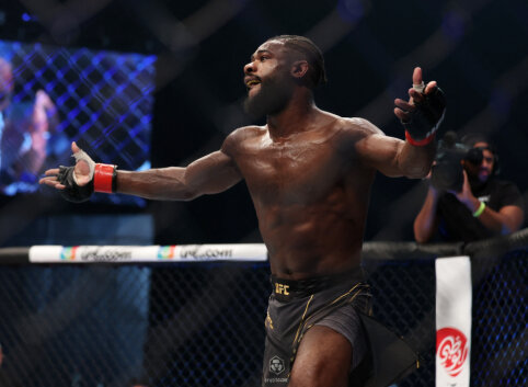 „UFC 280“: C. Oliveira nesusigrąžino diržo, A. Sterlingas sutriuškino T.J. Dillashaw