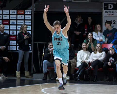 J. Tayloro vedami „Wolves“ pranoko „Rytą“