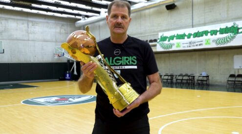 Prisidedami prie Ukrainos palaikymo akcijos „Žalgiris“ dovanoja LKL čempionų taurę