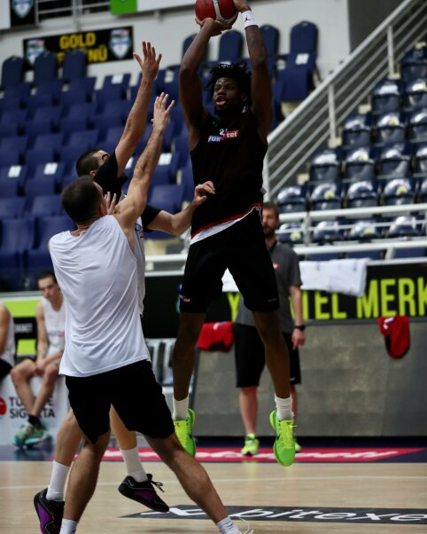 „Anadolu Efes“ gali sulaukti dar vieno papildymo – arti susitarimo su centru