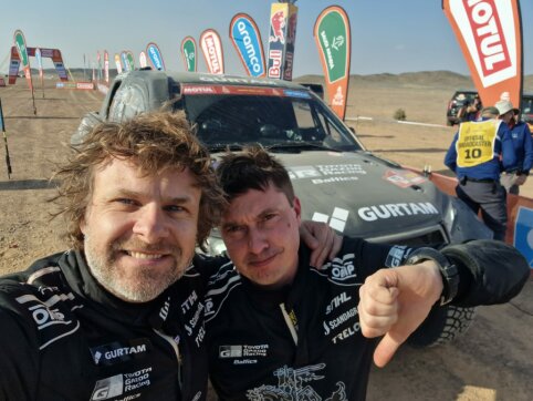 Su problemomis susidūrę B. Vanagas ir V. Žala – antrojo Dakaro greičio ruožo finiše