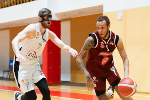 NKL ketvirtfinalių pradžia: sunkiai suvokiamas „Delikateso“ legionieriaus žaidimas sukrėtė „Olimpą“