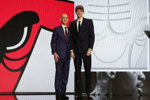 NBA naujokų biržoje už dešimtuko ribų likęs M. Buzelis lieka gimtajame mieste