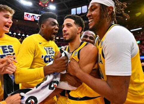 NBA lygoje – „Warriors“ pergalė be traumą patyrusio S. Curry ir T. Haliburtono tritaškis išplėšęs pergalę „Pacers“