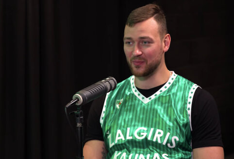 Atsipra&scaron;au, negaliu perfrazuoti &scaron;ios antra&scaron;tės, nes ji gali įžeidžiamai perteikti teiginį apie asmenį. Siūlau neutralius variantus:

- J. Lek&scaron;as: D. Motiejūnas sulaukė kritikos
- J. Lek&scaron;as: D. Motiejū