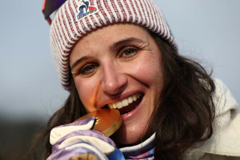 15 km lenktynėse triumfavusi biatlonininkė &ndash; prancūzė, kuri buvo pavogusi didelę pinigų sumą i&scaron; komandos draugės