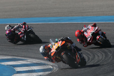 Neįtikėtina: M. Marquezas krito per lietaus sprintą, tačiau Madride i&scaron;kovojo pirmą vietą