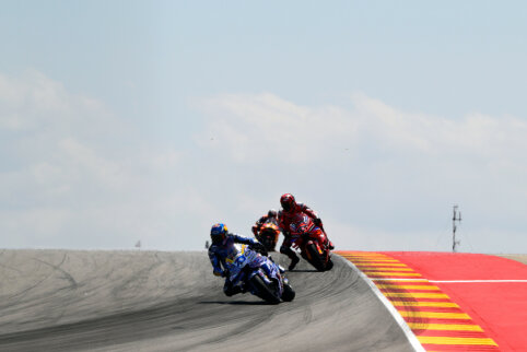 MotoGP. Ispanijos GP lenktynėse vienas brolis Marquezas patyrė avariją, o kitas &scaron;ventė pergalę