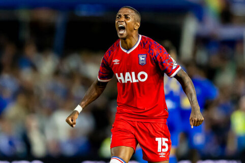 A. Youngas prane&scaron;ė, kad baigia karjerą