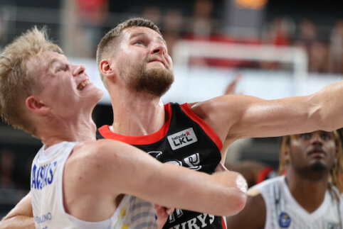 Rytas i&scaron;sirinko O. Pleikį kaip taikinį