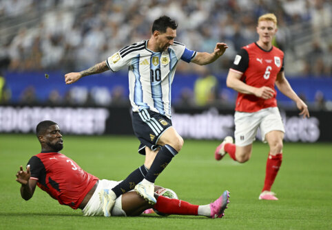 P. Schmeichelis teigia, kad L. Messi rekordinis įvartis neturėjo būti įskaitytas: &bdquo;Teisėjo klaida&ldquo;