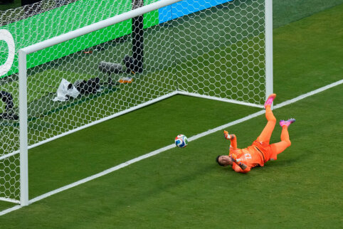 Urugvajaus fiasko: Muslera vėl klydo, o didžioji futbolo tauta liko be atkrintamųjų
