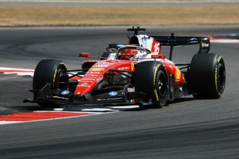 Silverstone lenktynėse K. Antonelli bolidas vėl sugedo, o netikėtai pergalę i&scaron;kovojo C. Leclercas