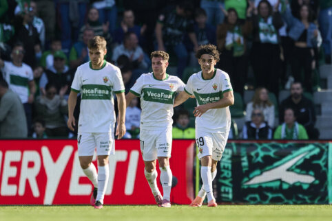 Elche Barselonoje i&scaron;kovojo pirmąją &scaron;io sezono pergalę