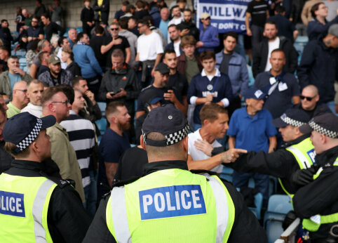 Istoriniame &bdquo;Millwall&ldquo; ir &bdquo;West Ham&ldquo; derbyje &ndash; atkaklios lygiosios ir policininkų pasala sirgaliams