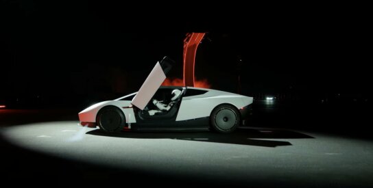 &bdquo;Tesla&ldquo; pristatė &bdquo;Roadster&ldquo; ir atliko manevrą ore